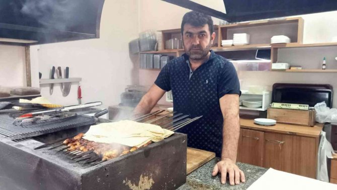 Anne Ve 2 Çocuğuna Otomobil Çarpma Anı Kamerada