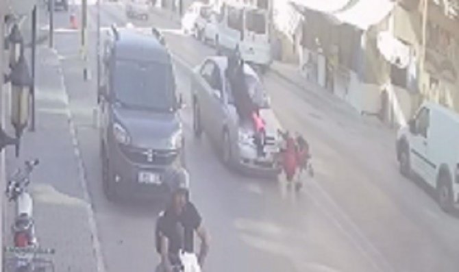 Anne Ve 2 Çocuğuna Otomobil Çarpma Anı Kamerada