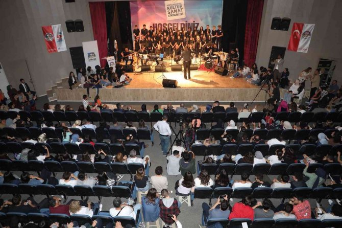 Körfez Belediyesi Gençlik Korosu Büyük Alkış Aldı