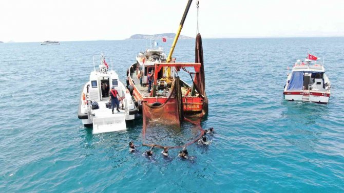 Marmara Denizi’nde 5 Bin Metrekare Boyutunda Dev Hayalet Ağı Çıkarıldı