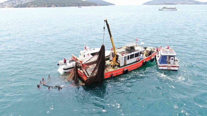 Marmara Denizi’nde 5 Bin Metrekare Boyutunda Dev Hayalet Ağı Çıkarıldı