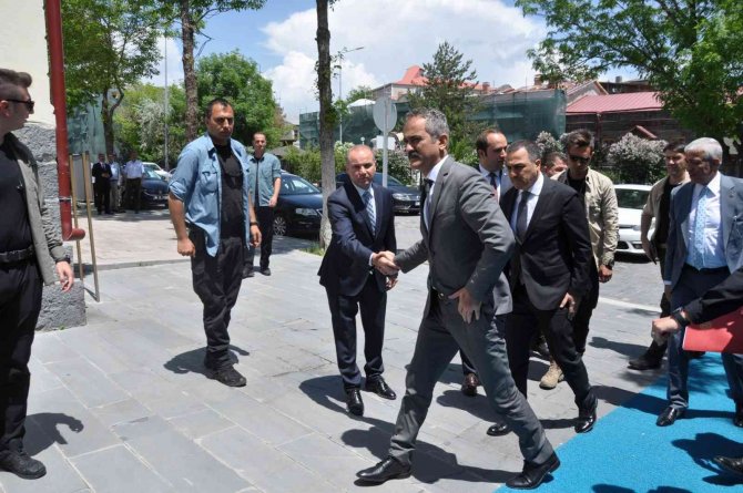 Milli Eğitim Bakanı Özer Kars’ta