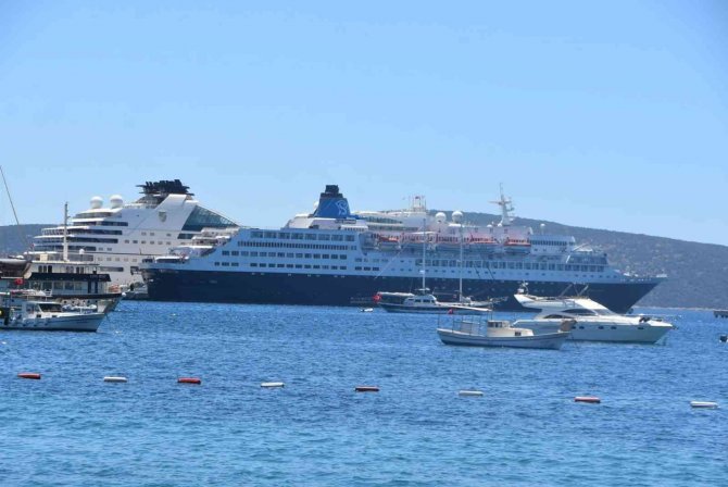 İ̇ki Dev Yolcu Gemisi Bodrum’a Geldi