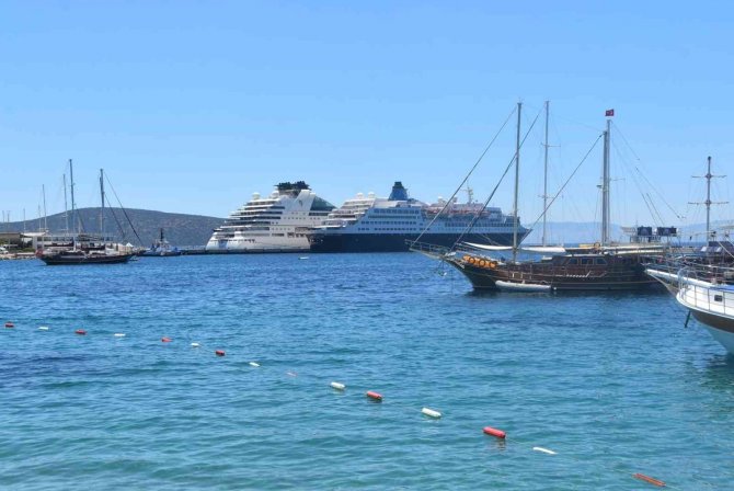 İ̇ki Dev Yolcu Gemisi Bodrum’a Geldi