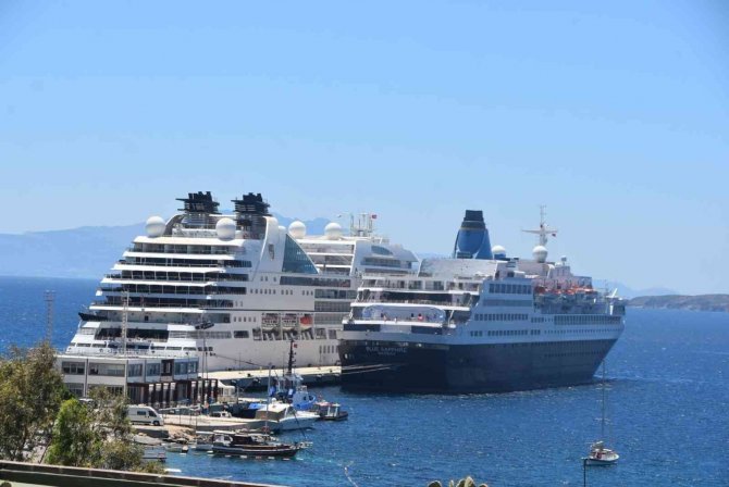 İ̇ki Dev Yolcu Gemisi Bodrum’a Geldi