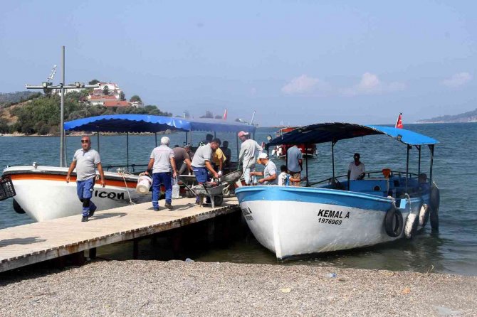 Ekipler Tekneyle Geldi, Kaçak Binanın Yıkımına Başlandı