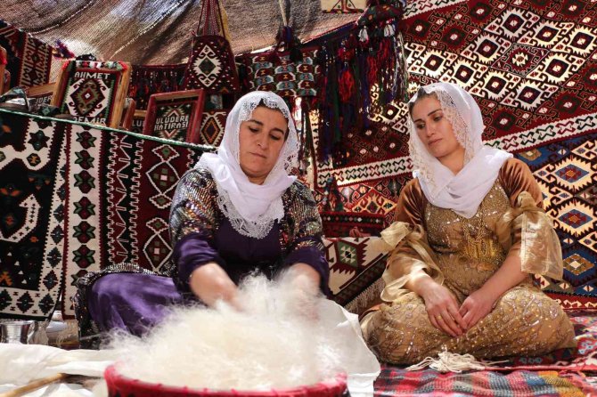 İ̇ki Kişi 45 Günde 1 Tane Dokuyabiliyor