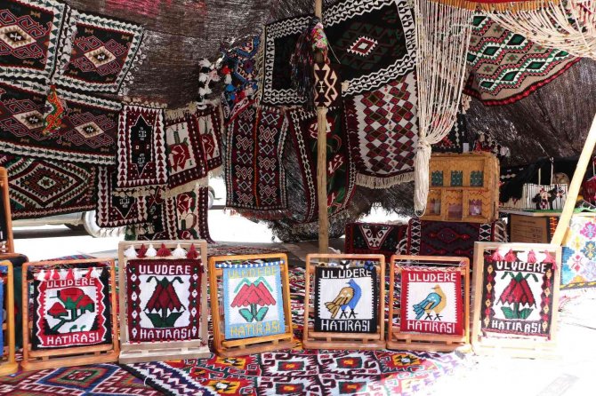 İ̇ki Kişi 45 Günde 1 Tane Dokuyabiliyor