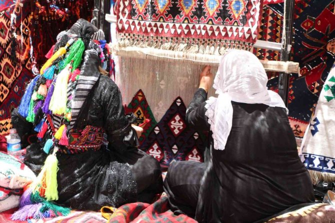 İ̇ki Kişi 45 Günde 1 Tane Dokuyabiliyor