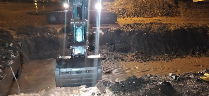 Sivas-kayseri Karayolu Sel Nedeniyle Araç Ulaşımına Kapandı