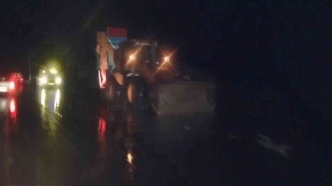 Sivas-kayseri Karayolu Sel Nedeniyle Araç Ulaşımına Kapandı