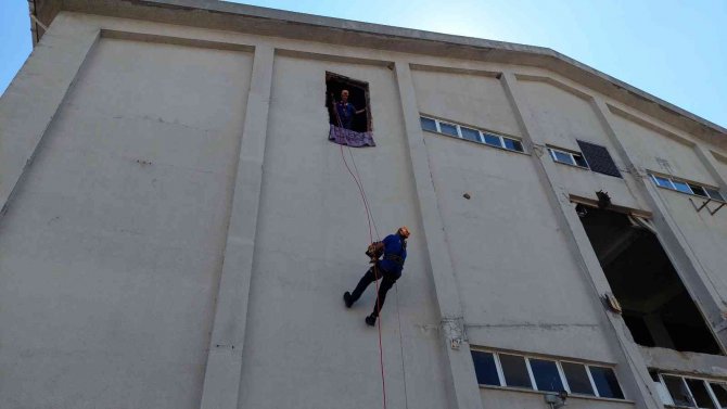 Tekirdağ’da Nefes Kesen Deprem Tatbikatı: Şarköy 7.4’le Sallandı Ortalık Karıştı