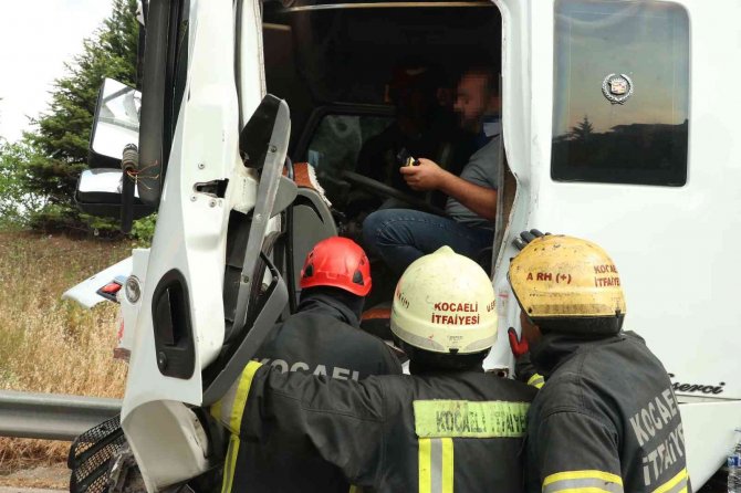 Tem’de Kamyona Arkadan Çarpan Tırın Sürücüsü Araçta Sıkıştı