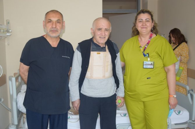 Kalbi Sağda Olan Hastaya Bypass Yapıldı