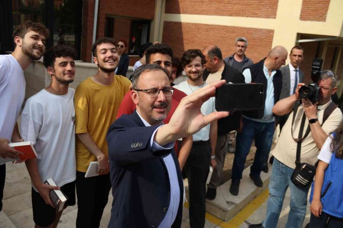 Bakan Kasapoğlu Eskişehir’de Öğrencilerle Buluştu
