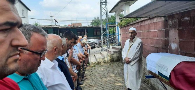Otobüsün Altında Kalan Genç Kız Nişan Elbisesiyle Son Yolculuğuna Uğurlandı