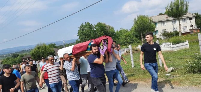 Otobüsün Altında Kalan Genç Kız Nişan Elbisesiyle Son Yolculuğuna Uğurlandı