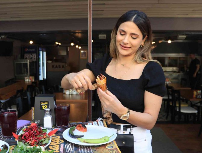 Eski Usul Adana Kebabı Yeniden Yapıp Satmaya Başladı