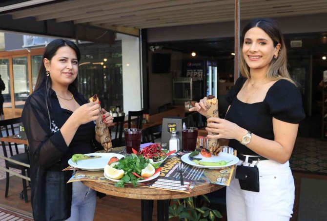 Eski Usul Adana Kebabı Yeniden Yapıp Satmaya Başladı