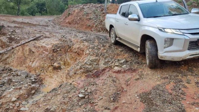 Adana’da Şiddetli Sağanak Su Taşkını Ve Heyelana Sebep Oldu, 1 Araç Sulara Kapıldı