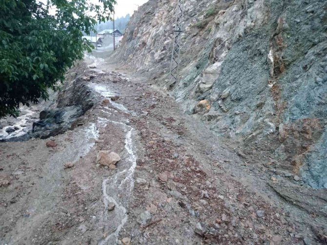 Adana’da Şiddetli Sağanak Su Taşkını Ve Heyelana Sebep Oldu, 1 Araç Sulara Kapıldı