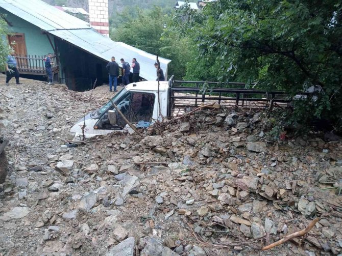 Adana’da Şiddetli Sağanak Su Taşkını Ve Heyelana Sebep Oldu, 1 Araç Sulara Kapıldı