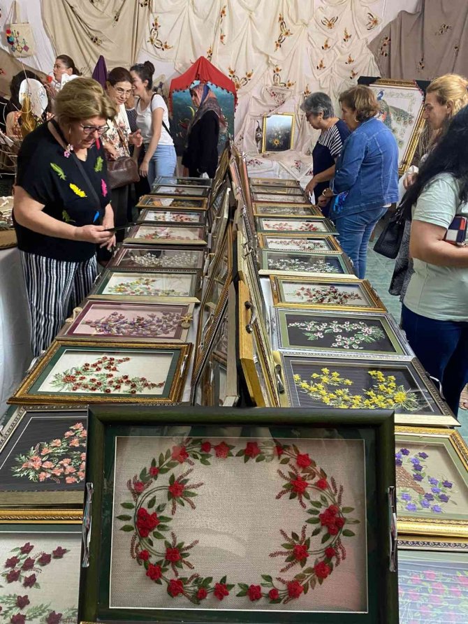 Köy Kadınları El Sanatları Sergisi Açtı