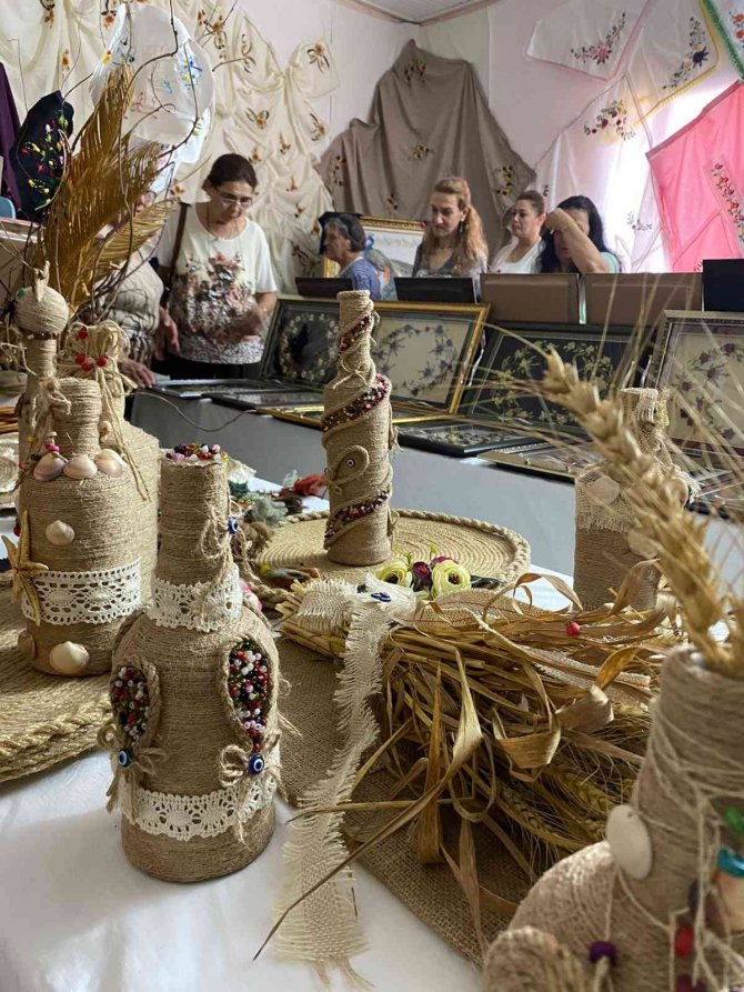 Köy Kadınları El Sanatları Sergisi Açtı