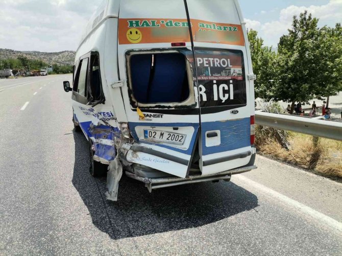 Otomobil İle Minibüs Çarpıştı: 3 Yaralı
