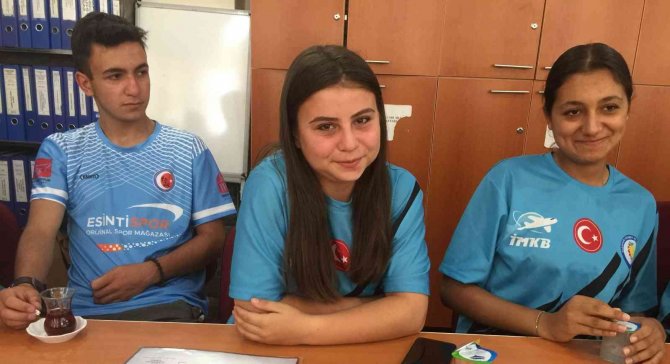 Alaşehirli Öğrenciler Model Uçak Türkiye Şampiyonası’nda Madalyaları Topladı