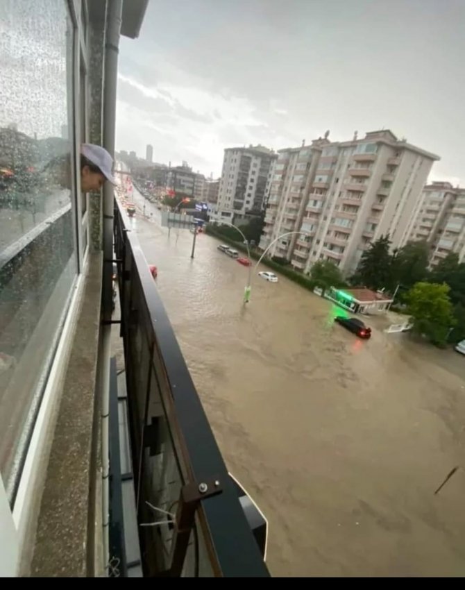 Aniden Bastıran Yağış Çankayalıları Zora Soktu