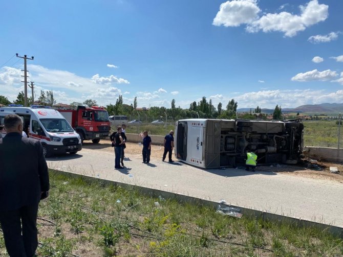 Başkent’te Servis Minibüsü Devrildi;15 Yaralı