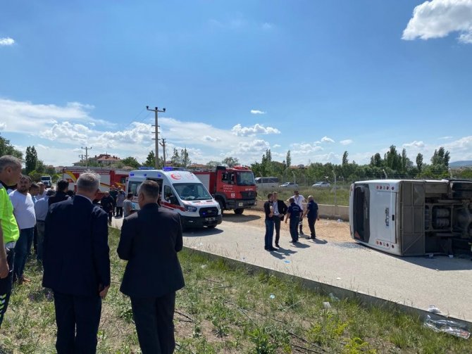 Başkent’te Servis Minibüsü Devrildi;15 Yaralı