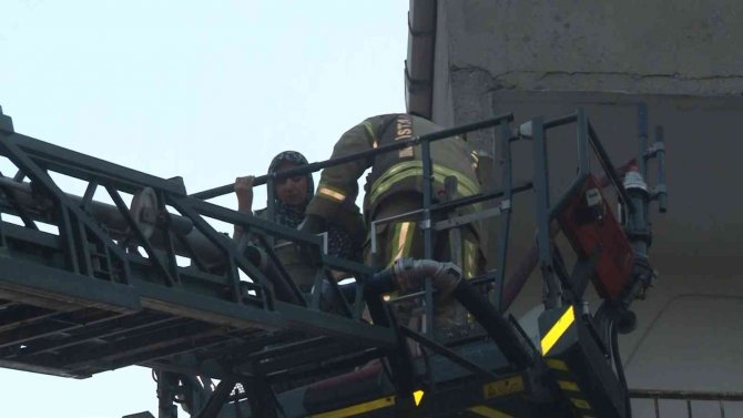 Arnavutköy’de Can Pazarı, Mahsur Kalanları İtfaiye Ekipleri Kurtardı
