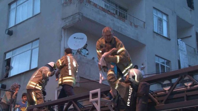 Arnavutköy’de Can Pazarı, Mahsur Kalanları İtfaiye Ekipleri Kurtardı