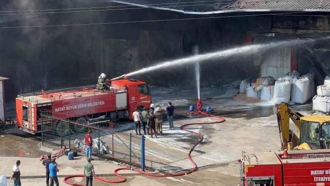 Hatay’daki Antrepo Yangını Söndürülemedi