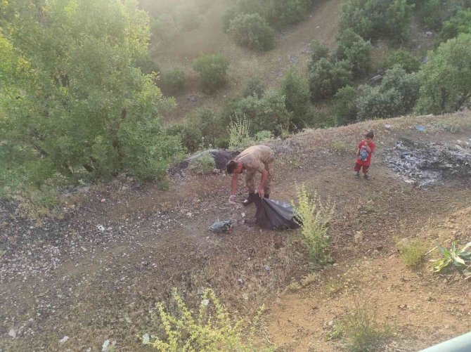 Batman’da Jandarma Köy Okulunda Çöp Toplayarak Çevre Bilincini Anlattı
