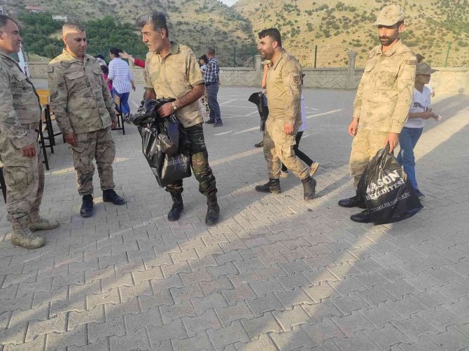 Batman’da Jandarma Köy Okulunda Çöp Toplayarak Çevre Bilincini Anlattı
