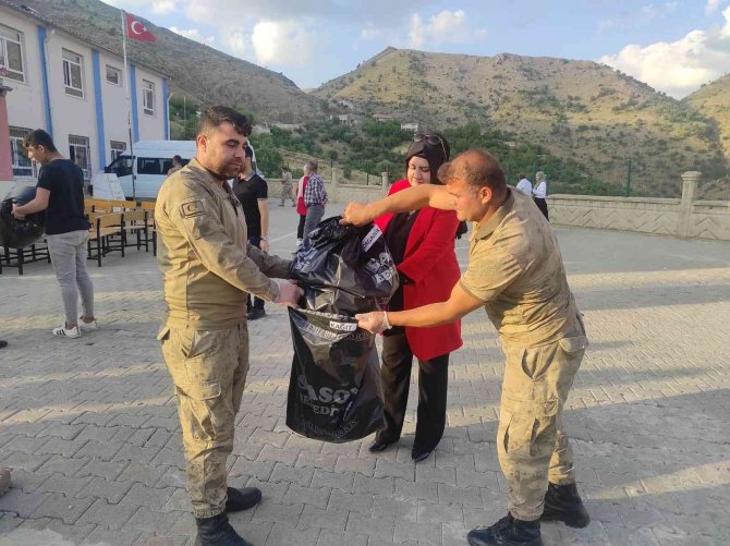 Batman’da Jandarma Köy Okulunda Çöp Toplayarak Çevre Bilincini Anlattı