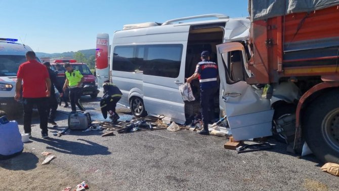 Bilecik’in Bozüyük İlçesinde Öğrencileri Taşıyan Minibüs, Eskişehir - Bursa Karayolunda Seyir Halindeyken Kamyona Arkadan Çarptı. Çok Sayıda Yaralı Var.