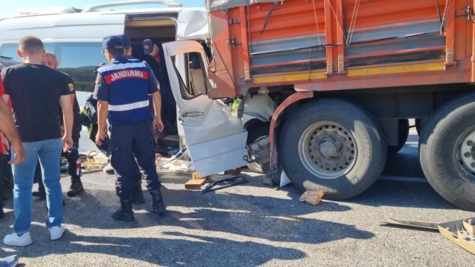 Bilecik’in Bozüyük İlçesinde Öğrencileri Taşıyan Minibüs, Eskişehir - Bursa Karayolunda Seyir Halindeyken Kamyona Arkadan Çarptı. Çok Sayıda Yaralı Var.