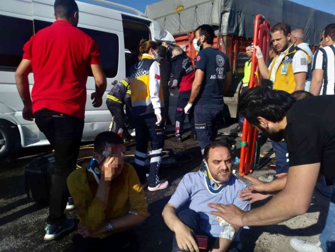 Öğrencileri Taşıyan Midibüs Kaza Yaptı, 1’si Ağır 13 Yaralı