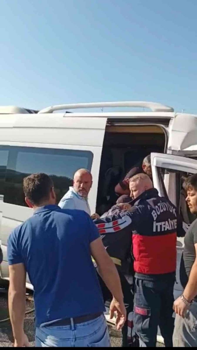 Bilecik’teki Kazada Bozüyük İtfaiyesi 3 Yaralıyı Sıkıştığı Yerden Kurtardı