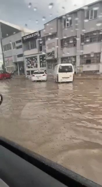 Bursa’da Sağanak Yağışta Sürücülerin Zor Anları Kameraya Yansıdı