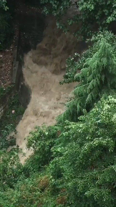 Bursa’da Yıldırım Düştü, Bir Evin Çatısı Kullanılamaz Hale Geldi