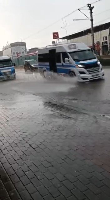 Bursa’da Yıldırım Düştü, Bir Evin Çatısı Kullanılamaz Hale Geldi