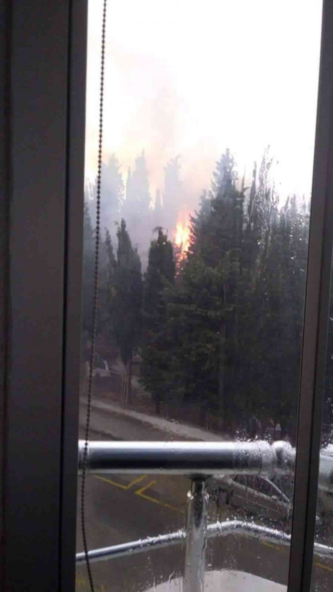Bursa’da Yıldırım Düştü, Bir Evin Çatısı Kullanılamaz Hale Geldi