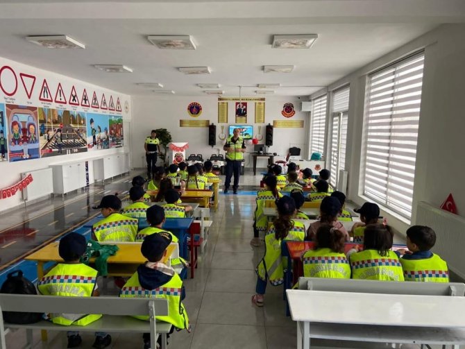 Minikler Trafik Eğitimini Uygulamalı Öğrendi