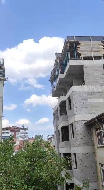 7’nci Kata Çıkıp Atlamak İstedi, Polis İkna Etti