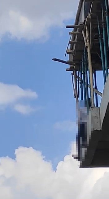 7’nci Kata Çıkıp Atlamak İstedi, Polis İkna Etti